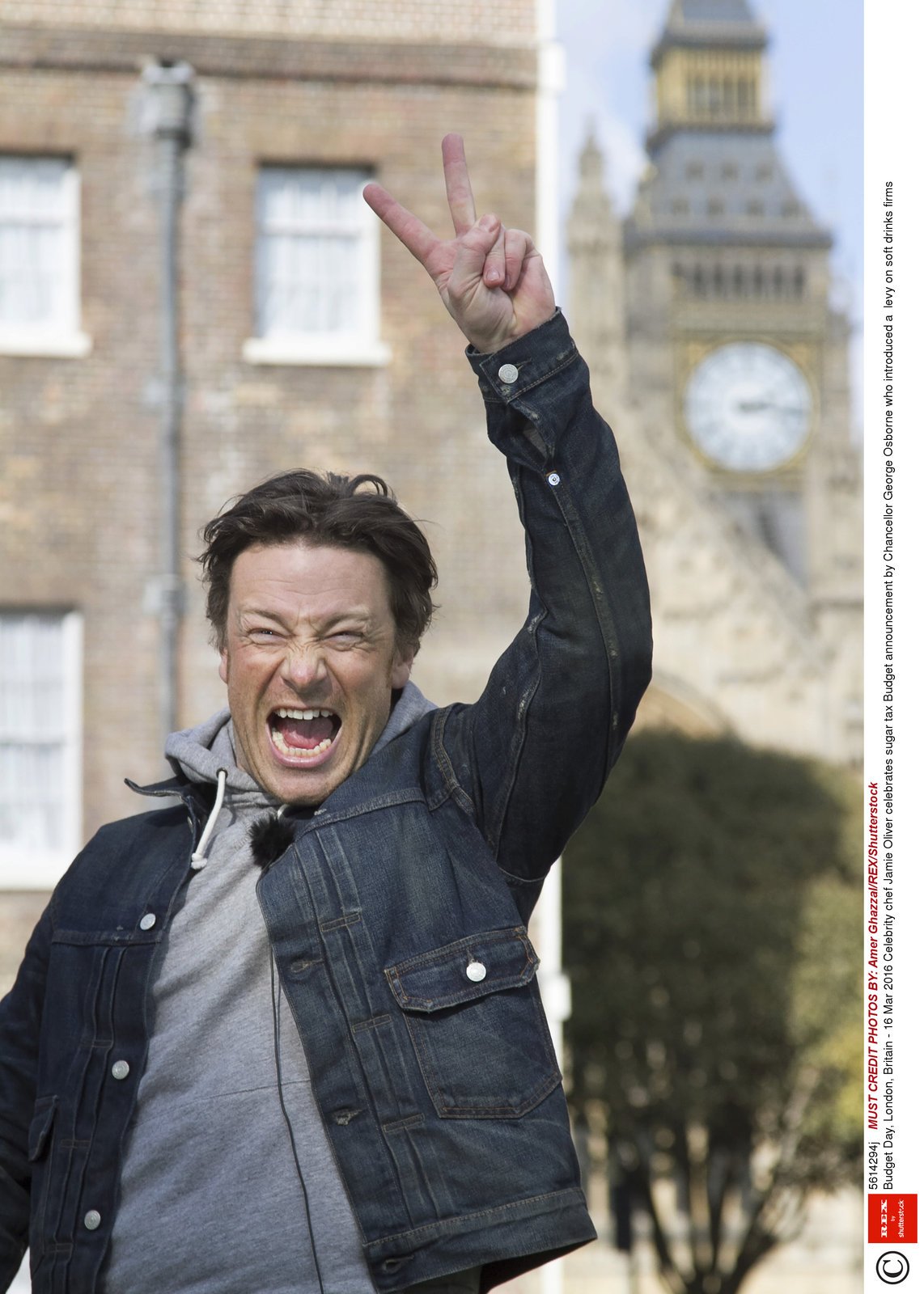 Jamie Oliver je známý britský kuchař. Jím vydané kuchařky mu vydělaly milióny liber