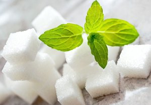 Přírodní cukr se chemicky neliší od toho rafinovaného bílého. Oba dva jsou nebezpečné