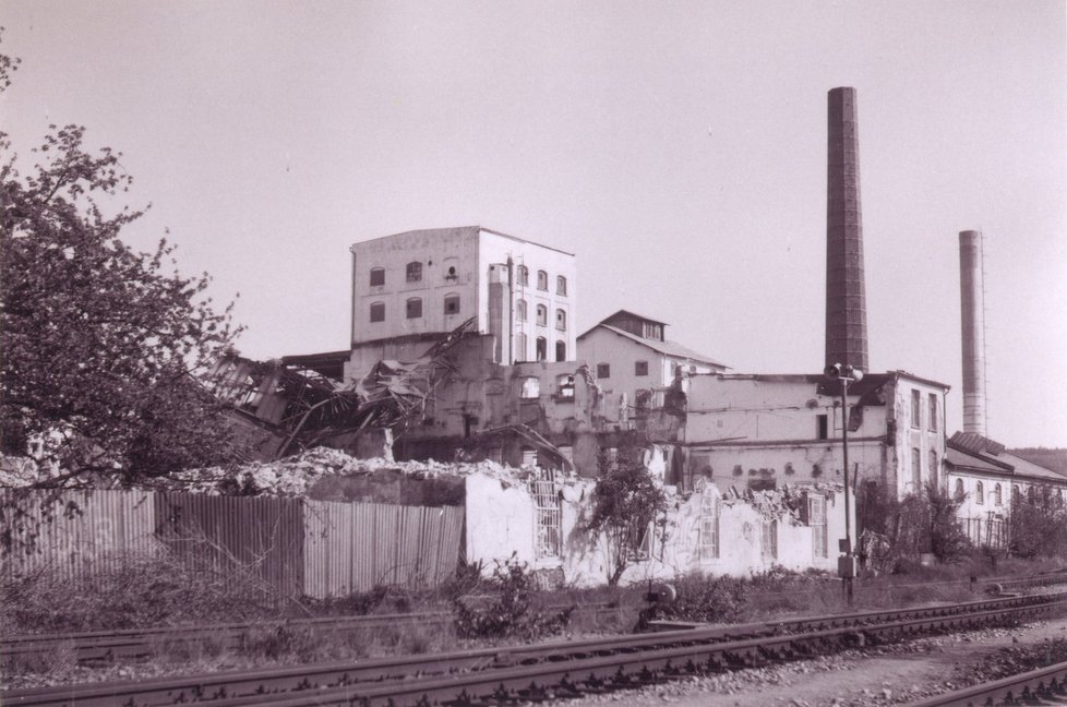 Demolice cukrovaru, v popředí zbytky domu ředitele