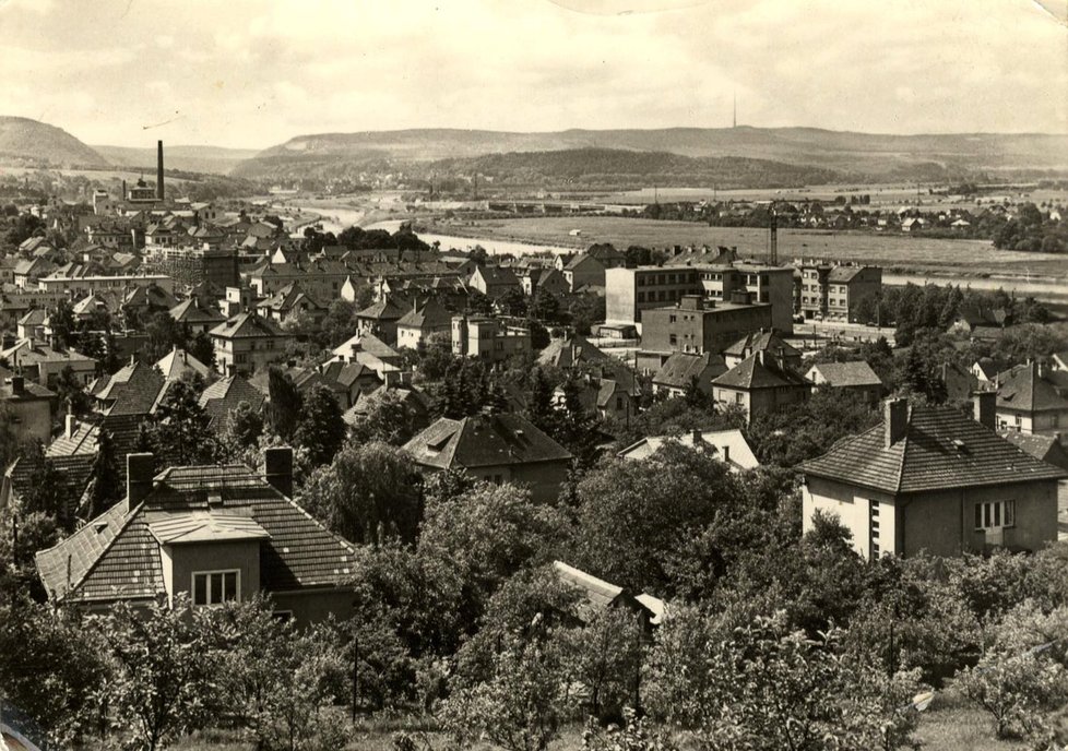 Tylova čtvrť v pozadí s cukrovarem, rok 1963.