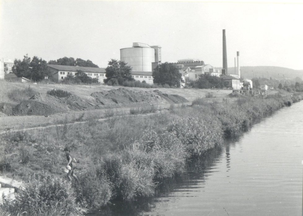 Pohled na cukrovar od řeky, rok 1991