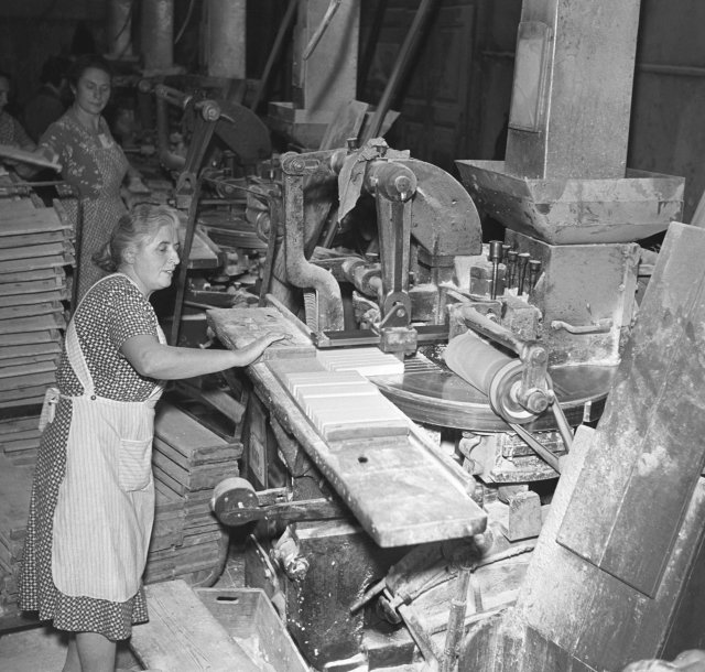 Výroba krabic na cukr v cukrovaru Modřany v roce 1950.