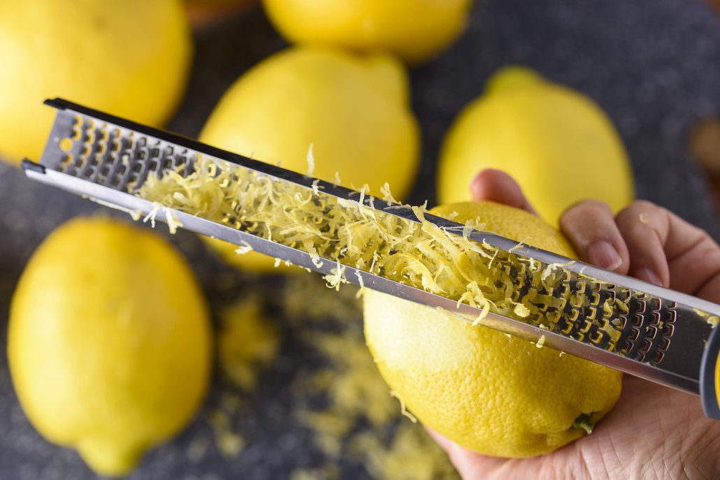 Citronovou kůru strouhejte jen z chemicky neošetřených plodů