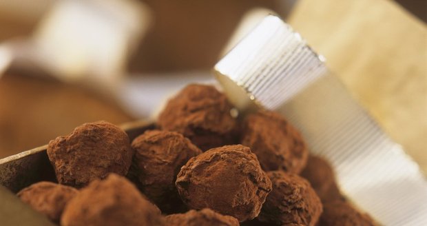 .Kuličky z ořechů obalené v kakaovém prášku vypadají luxusně a přitom jsou hned hotové.