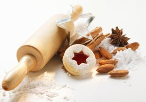 Cukroví z lineckého těsta patří ve většině domácností k těm nejoblíbenějším. Chutná dětem i dospělým.