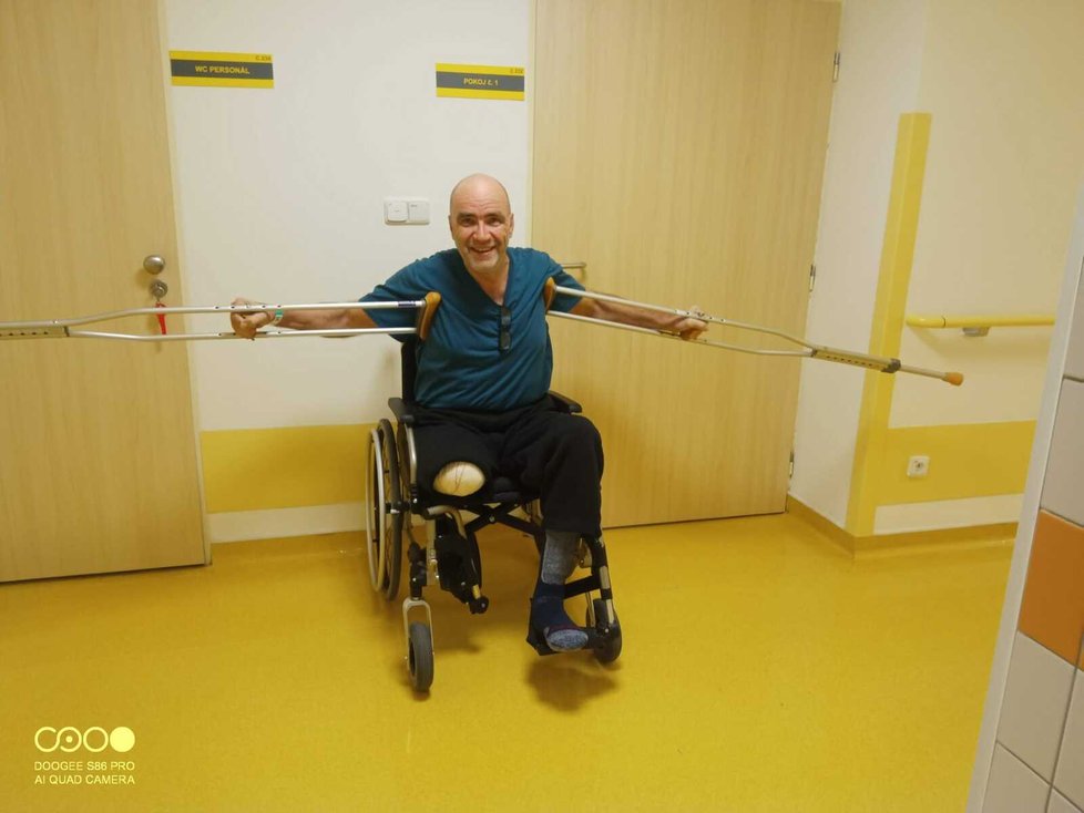 Od letošního února je z Vladimíra invalida bez nohy, kterému horzí amputace i té druhé.