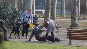 Pokus v parku - kolik lidí pomůže cukrovkáři, který omdlel