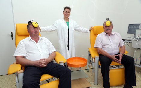 Otu Zenklovi (vlevo) a Daliboru Podroužkovi léčba od bolestí výrazně pomohla. Na snímku s lékařkou Klaudií Hálovou.