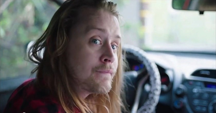 Macaulay Culkin ve videu hraje tak trochu psychouše.