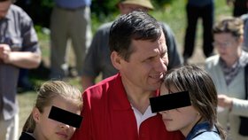 Jiří Čunek s dcerami v roce 2007, kdy čelil trestnímu stíhání za údajné přijetí úplatku.