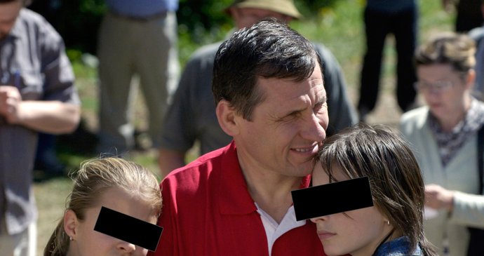 Jiří Čunek s dcerami v roce 2007, kdy čelil trestnímu stíhání za údajné přijetí úplatku.