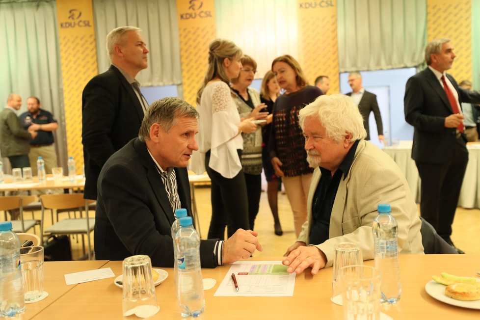 Bývalý český premiér a někdejší předseda Senátu Petr Pithart s Jiřím Čunkem, který mandát senátora obhájil už v prvním kole, se setkali ve volebním štábu KDU-ČSL (13. 10. 2018).