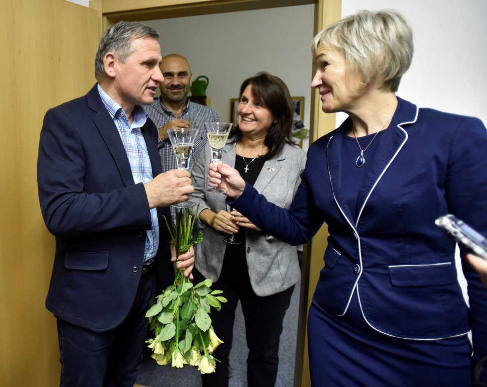 Senátor Jiří Čunek z KDU-ČSL slavil výsledek prvního kola senátních voleb. Čunek obhájil senátorské křeslo v obvodě Vsetín (6. 10. 2018)