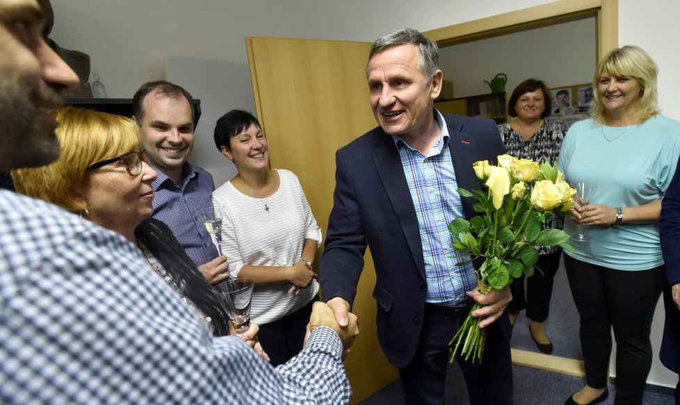 Senátor Jiří Čunek z KDU-ČSL slavil výsledek prvního kola senátních voleb. Čunek obhájil senátorské křeslo v obvodě Vsetín (6. 10. 2018)
