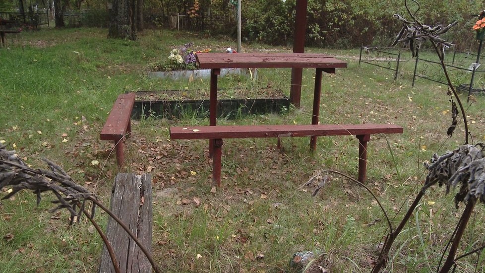 Se ženou odpočíval na této lavičce.