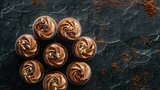 Hravé minidortíky se pečou snadno: Recept na čokoládový cupcake s karamelem a dokonalým krémem!