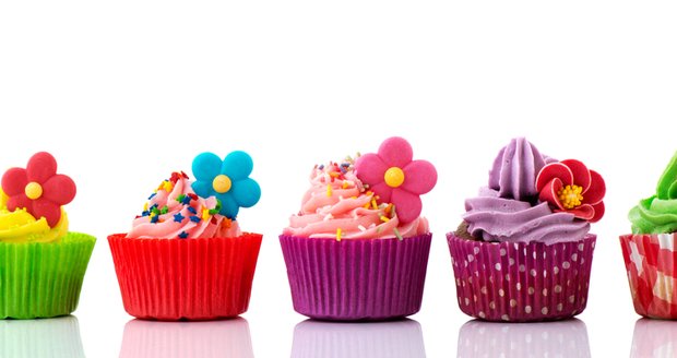 Cupcaky se dají ozdobit i s pomocí cukrářské hmoty