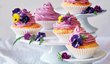 Bohatě zdobené cupcakes uvnitř ukrývají ještě chutné borůvkové překvapení