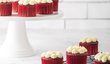 Klasické cupcakes "red velvet" si bez máslového krému nelze představit