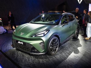 Cupra v Paříži sází na emoce: Raval od ABT, formule E GEN4 i prostorové audio