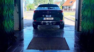 Aby bylo vše dobře vidět, den předem jsme auto vyčistili zevnitř a cestou na vrácení jsme ho nechali umýt zvenku. Aby bylo vše dobře vidět, den předem jsme auto vyčistili zevnitř a cestou na vrácení jsme ho nechali umýt zvenku.