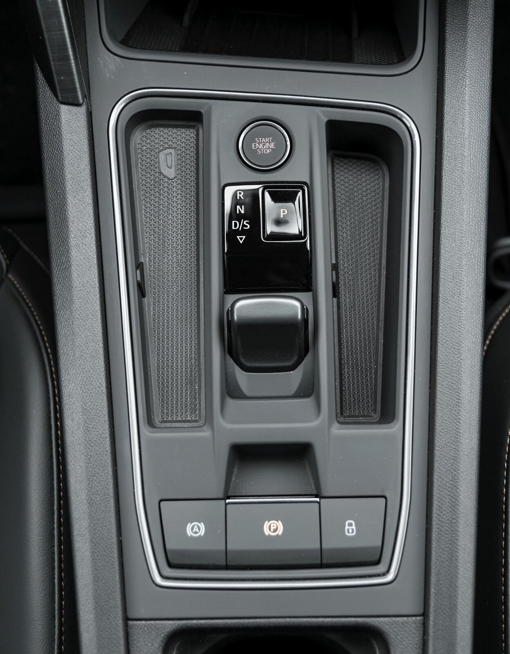 Malý volič automatu známe i z jiných modelů koncernu VW. Pádla pod volantem cupry slouží k manuální změně převodových stupňů.