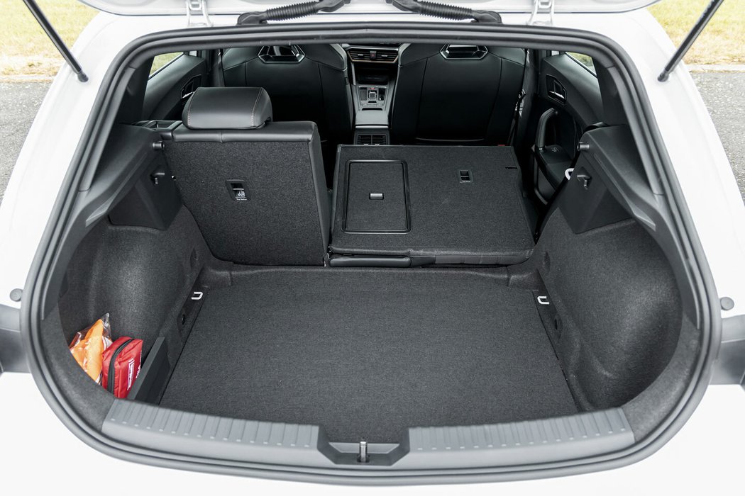 Základní objem 380 litrů lze sklopením sedadel zvýšit na 1301 litrů. Jde o takový průměr mezi kompaktními hatchbacky.