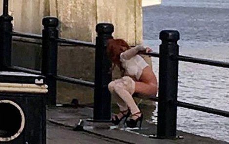 Žena se vyčůrrala z mostu do řeky.