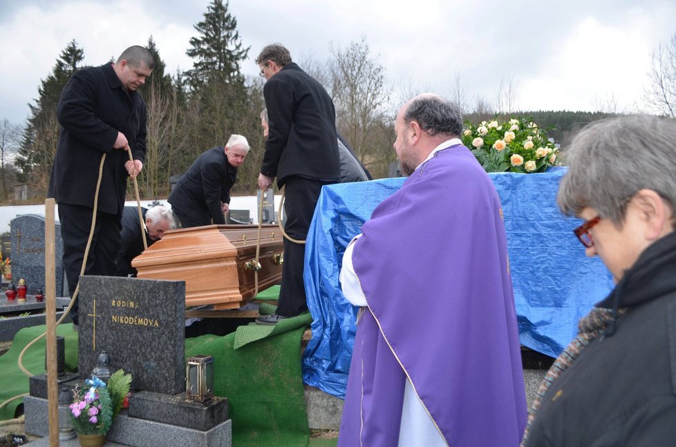 Pohřeb Olgy Čuříkové: Olga chtěla být pohřbena vedle svého manžela, herce Jiřího Pleskota.
