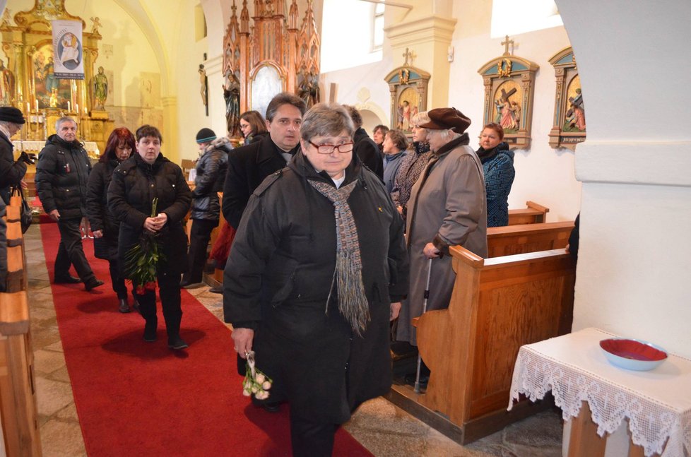 Pohřeb Olgy Čuříkové: Malenický kostelík zaplnili při obřadu místní.