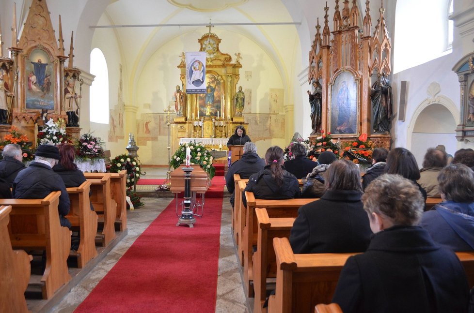Pohřeb Olgy Čuříkové: Malenický kostelík zaplnili při obřadu místní.