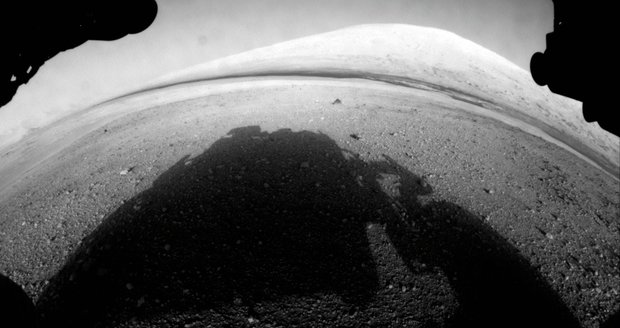 Snimek pořízený vozítkem Curiosity ukazuje povrch Marsu.
