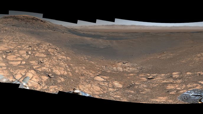 Snímek který na Marsu vytvořilo vesmírné vozítko Curiosity na Den díkuvzdání.