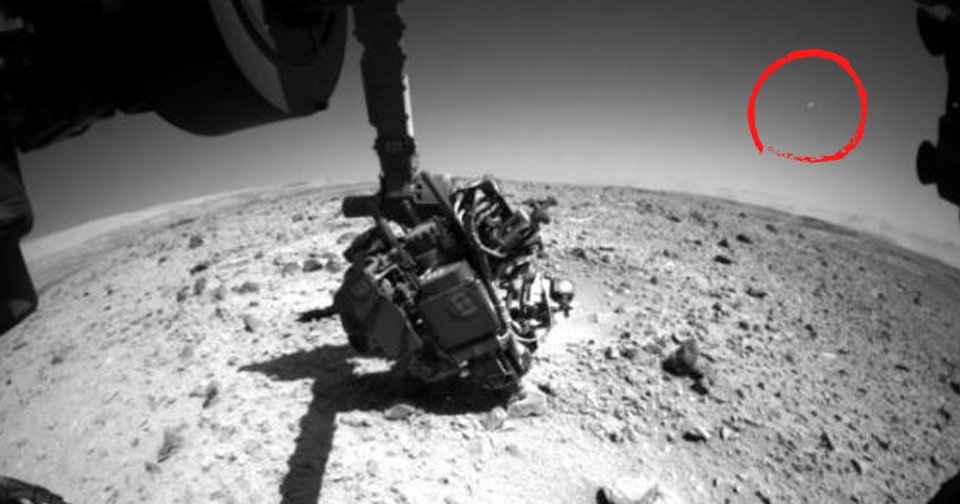 Vozítko Curiosity zachytilo nad povrchem Marsu neznámý předmět.