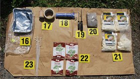 Tyhle předměty nalezla policie přímo u zastřeleného slovenského kanibala Čurka