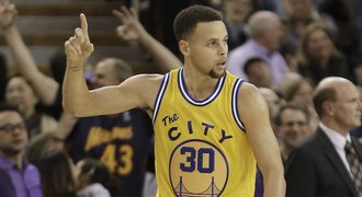 Curry trefil osm trojek a přivedl Golden State k další výhře