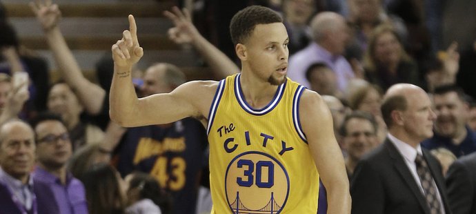 Stephen Curry dalším fenomenálním výkonem přivedl basketbalisty Golden State k vítězství v NBA