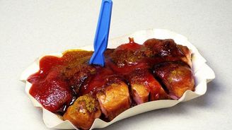 Německý McDonald’s jde proti stánkařům. Bude prodávat Currywurst