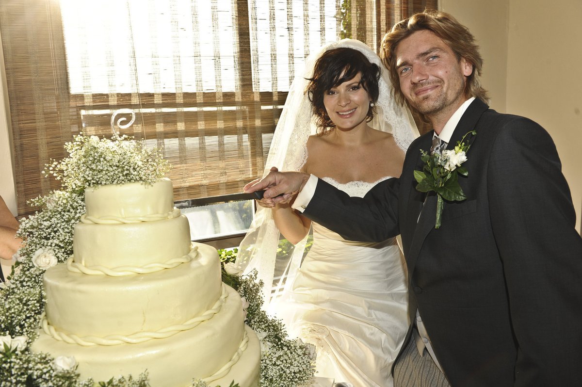 Novomanželé krájí svatební dort