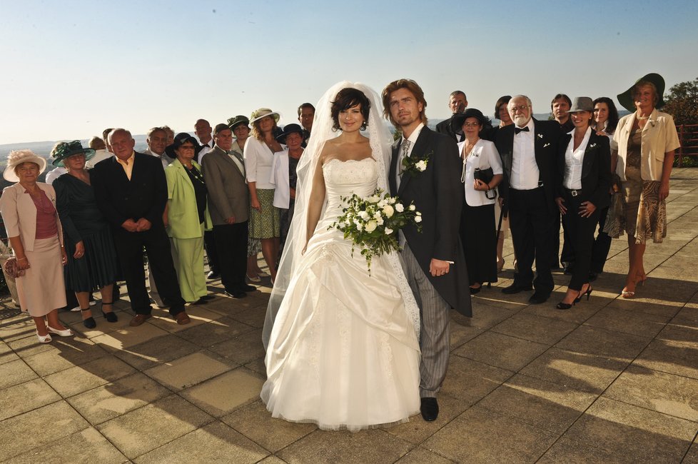 Novomanželské foto se všemi svatebčany