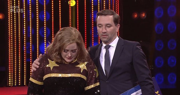 Jitka Čvančarová věnovala své vystoupení v Tváři coby Adele zesnulé Makulce, která bojovala s nemocí motýlích křídel.