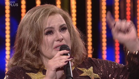 Jitka Čvančarová věnovala své vystoupení v Tváři coby Adele zesnulé Makulce, která bojovala s nemocí motýlích křídel