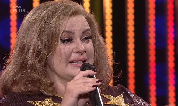 Jitka Čvančarová věnovala své vystoupení v Tváři coby Adele zesnulé Makulce, která bojovala s nemocí motýlích křídel.