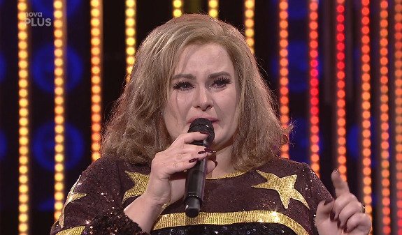 Jitka Čvančarová věnovala své vystoupení v Tváři coby Adele zesnulé Makulce, která bojovala s nemocí motýlích křídel.