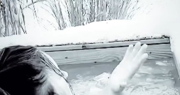 Jitka Čvančarová předvedla pořádně žhavou koupačku v ledové vodě.