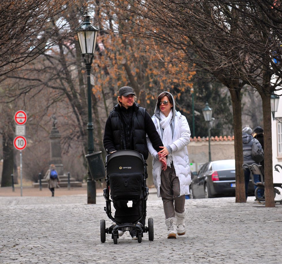 Čvančarová a Čadek vyvezli dceru na procházku