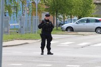 S nožem přepadl trafiku a sázkové kanceláře: Policisté ho našli schovaného za dodávkou