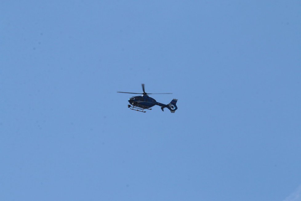 Do akce se zapojil i policejní vrtulník, který pomáhal v pátrání po prchajícím komplici.
