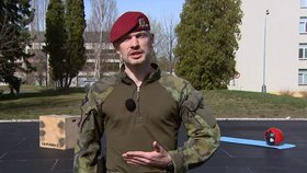 Výsadkáři natočili videa, ve kterých radí lidem, jak během nouzového stavu doma cvičit.