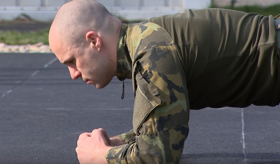 Výsadkáři natočili videa, ve kterých radí lidem, jak během nouzového stavu doma cvičit.